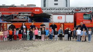İtfaiyeci amcalarına yaptıkları resimleri hediye ettiler