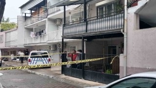 İzmir Bayraklıdaki bir evde 3 şahsın cansız bedeni bulundu. Şahısların cesetlerinin parçalara ayrılmış vaziyette derin dondurucuda bulunduğu öğrenildi.