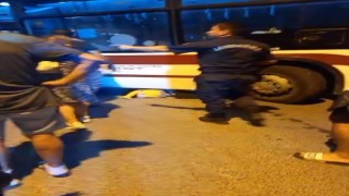 İzmirde 25 yaşındaki genç otobüsün altında kaldı