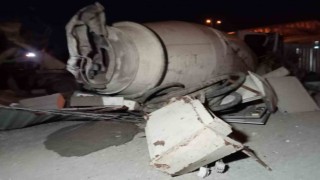 İzmirde beton mikseri, metro inşaat alanına uçtu: Sürücü hayatını kaybetti