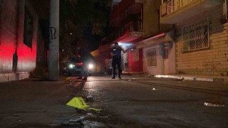 İzmirde husumetliler arasında silahlı kavga: 2 ağır yaralı