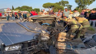 İzmirde ticari araç ile çarpışan otomobilin sürücüsü hayatını kaybetti