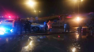 İzmiri sel vurdu: Araçlar suya gömüldü, yol trafiğe kapatıldı