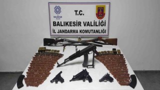 Jandarma baskınından adeta cephanelik çıktı