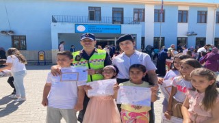 Jandarma öğrencilerin karne heyecanına ortak oldu