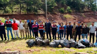 Jandarma Timi Baraj çevresinde temizlik etkinliği yaptı