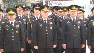 Jandarmanın 184üncü kuruluş yılında Taksim Cumhuriyet Anıtına çelenk bırakıldı