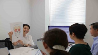 Japonyada gülümsemeyi unutanlar eğitim alıyor