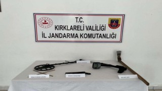 Kaçak kazı yaparken jandarmaya yakalandılar