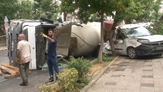 Kadıköyde beton mikseri felaketi: 4 araç ezildi, 1 kişi yaralı