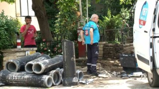 Kadıköyde doğal gaz borusu patladı, sigarayla başında bekledi
