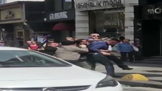Kadıköyde iki sürücünün trafikte yumruklu kavgası kamerada