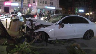 Kadıköyde kontrolden çıkan araç kaldırımdaki ağaca çarptı: 1 yaralı