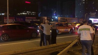 Kadıköyde kontrolden çıkan otomobil bariyere ok gibi saplandı