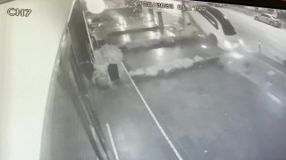 Kadıköyde otomobilin direğe ve ağaca çarptığı kaza kamerada