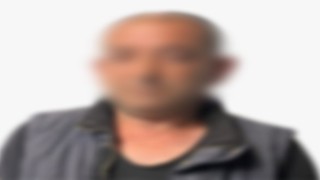 Kadını evinin önünde bıçakla tehdit etti