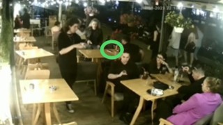 Kafede unutulan cep telefonunu çalan şüpheliler güvenlik kameralarına yakalandı