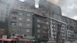 Kağıthanede teras kat alev alev yandı: Vatandaşlar yangından son anda kurtuldu
