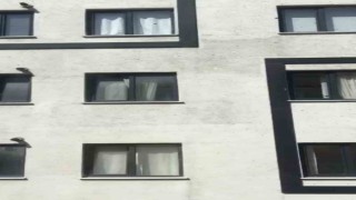 Kağıthanede toplu arı paniği kamerada: Vatandaşlar pencereleri açamadı