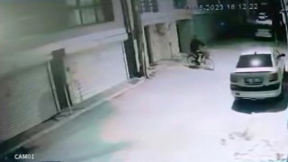 Kameraya aldırış etmeyen hırsız, apartmandan 45 saniyede bisiklet çaldı