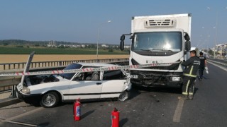 Kamyon, çarpıp sürüklediği otomobili bariyerlerle arasına sıkıştırdı: 4 yaralı