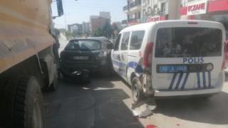 Kamyon kırmızı ışıkta bekleyen araçlara çarptı