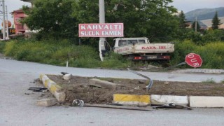 Kamyonet ile otomobilin çarpıştığı kazada 1 kişi öldü, 4 kişi yaralandı