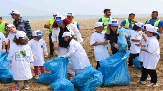 Karacabeyde minik çevre gönüllüleri sahili temizleyerek farkındalık oluşturdu