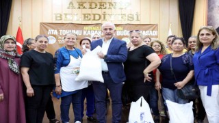 Karakılçık buğdayından elde edilen un kadın kooperatiflerine hediye edildi