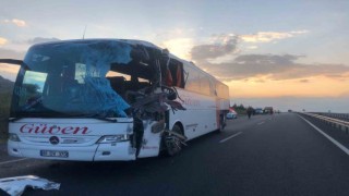 Karşı şeride geçen tır otobüsle kafa kafaya çarpıştı: 2 ölü, 6sı ağır 20 yaralı