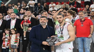 Karşıyaka, futbol ve basketbolda çok farklı