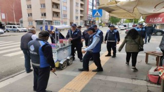 Karsta belediyeden kaldırım işgallerine müdahale