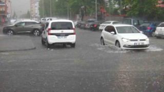 Karsta cadde ve sokaklar sular altında kaldı