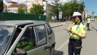 Karsta emniyet kemeri takmayan sürücülere ceza kesildi