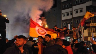 Karsta Galatasaray taraftarları sokağa döküldü