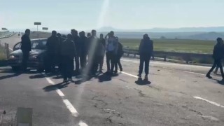 Karsta iki otomobil çarpıştı: 3 yaralı