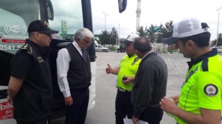 Karsta sürücülere ve yolculara trafik kuralları anlatıldı