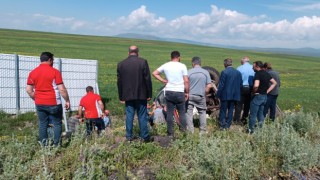 Karsta yoldan çıkan kamyon şarampole devrildi