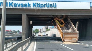 Kasası açılan tır köprüye sıkıştı: Sürücü yaralandı