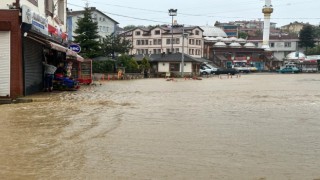 Kastamonuda sel: Araçlar suda sürüklendi, ev ve işyerlerini su bastı