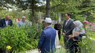 Kaymakam Bolat şehitliği ziyaret etti