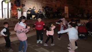 Kaymakam ve öğrenciler çaldı, engelli çocuklar eğlendi
