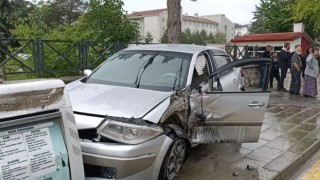 Kazaya karışan otomobil çöp konteynerlerine çarparak durabildi