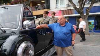 Kendi imkanıyla yaptığı Atatürkün makam aracının replikasıyla şehir şehir geziyor