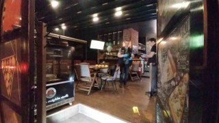 Kendilerini uyaran işyeri sahibini bıçakladılar
