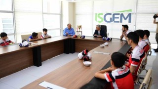 Kick-Boks takımının şampiyon sporcularını ağırladı