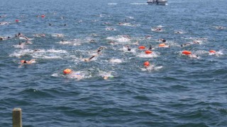 Kiraz Festivalinde 5 kilometre yüzdüler