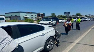 Kırmızı ışıkta yavaşlayan otomobillerin arasına daldı