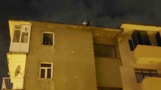 Kız arkadaşından ayrıldı, 5 katlı binadan atlamak istedi