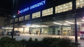 Kız arkadaşını eve kabul etmeyen annesini darp ederek hastanelik etti